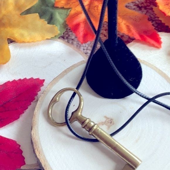 VINTAGE GOLD TONE KEY NECKLACE - Picture 1 of 5